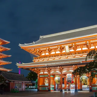 ライトアップされた夜の浅草寺